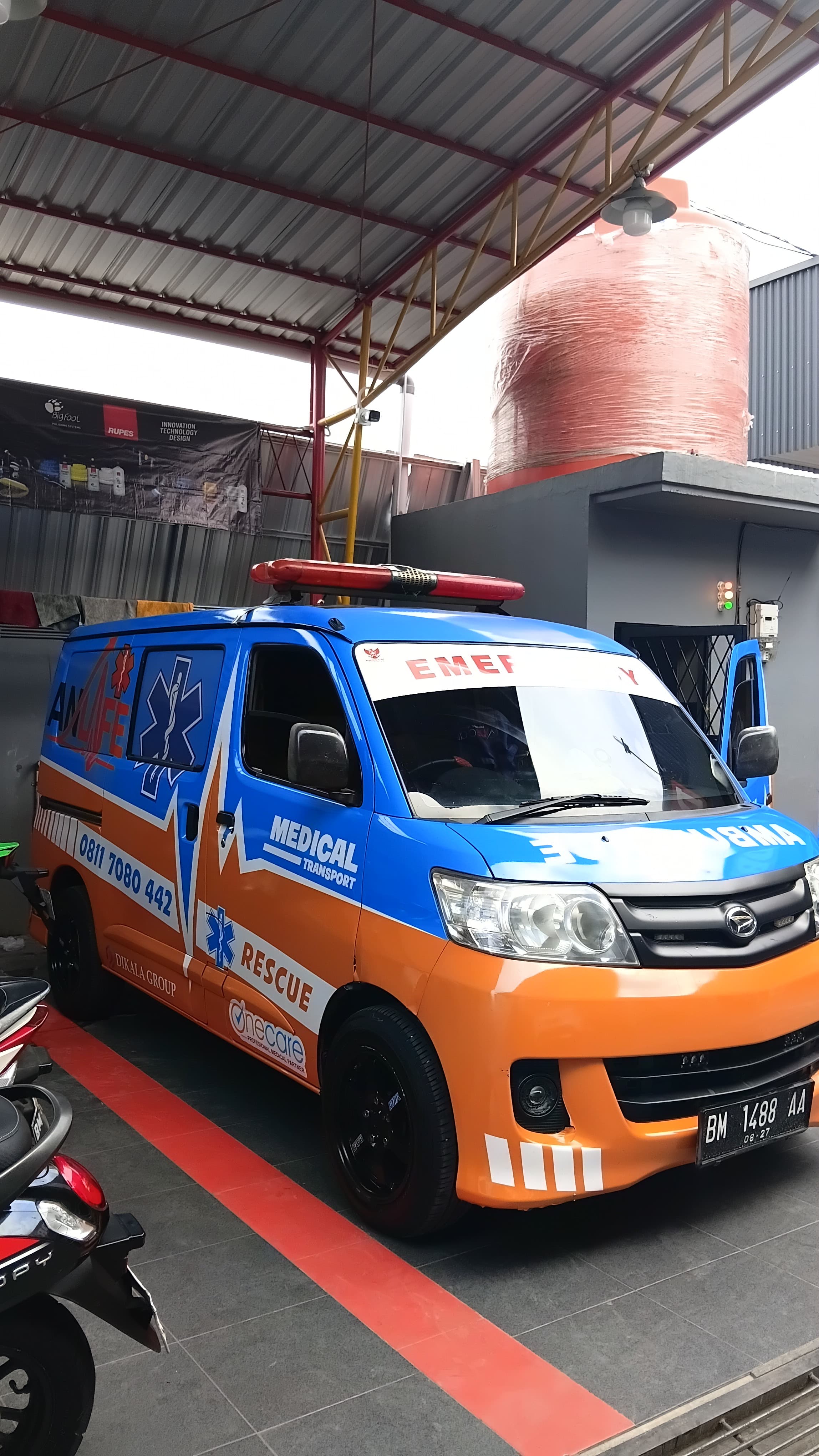 Unit ambulance Anlife Pekanbaru siap berangkat