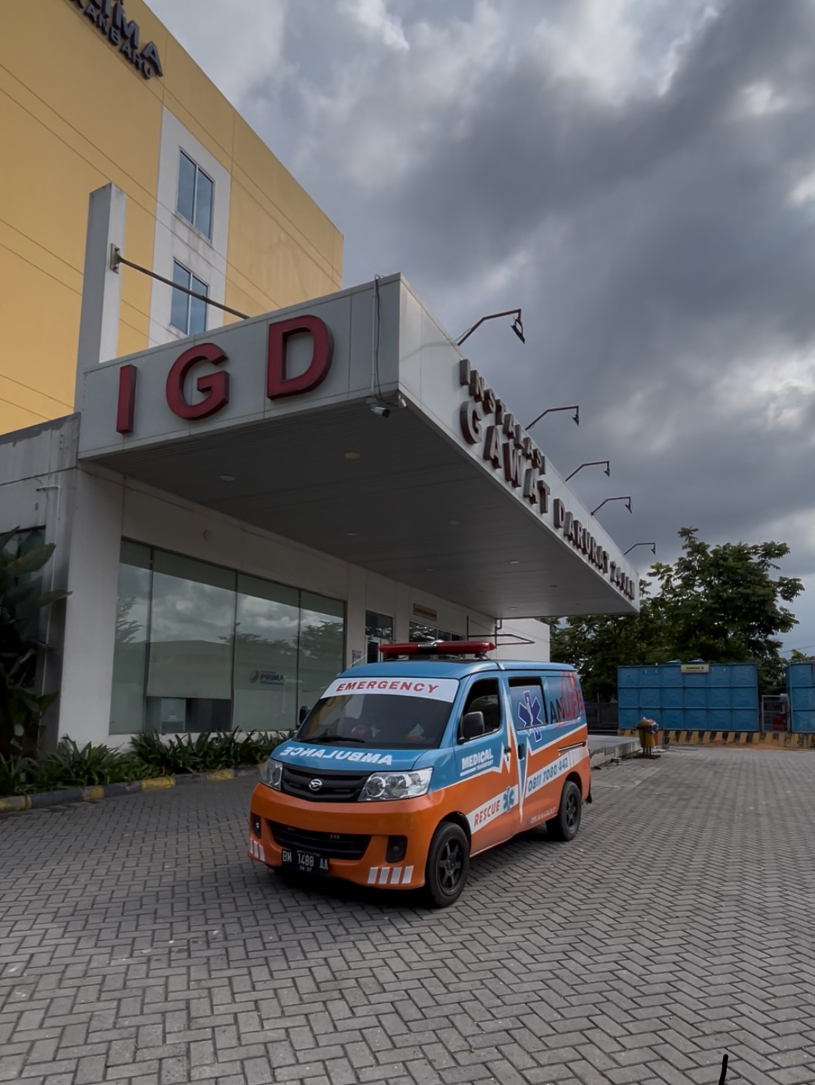 Ambulance Anlife Pekanbaru di Depan IGD Rumah Sakit